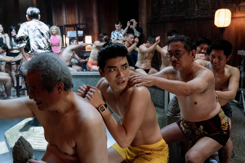 《地獄里長》林哲熹(前左二)為戲脫到只剩一條內褲 《地獄里長》林哲熹(前左二)為戲脫到只剩一條內褲