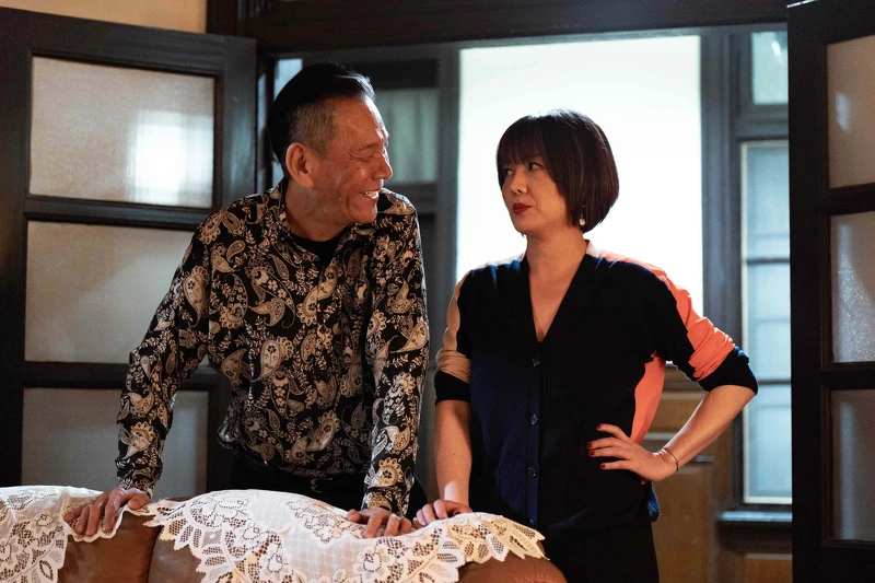 《地獄里長》已故演員龍劭華(左)與苗可麗再度合作,演出「議長夫婦」 《地獄里長》已故演員龍劭華(左)與苗可麗再度合作,演出「議長夫婦」