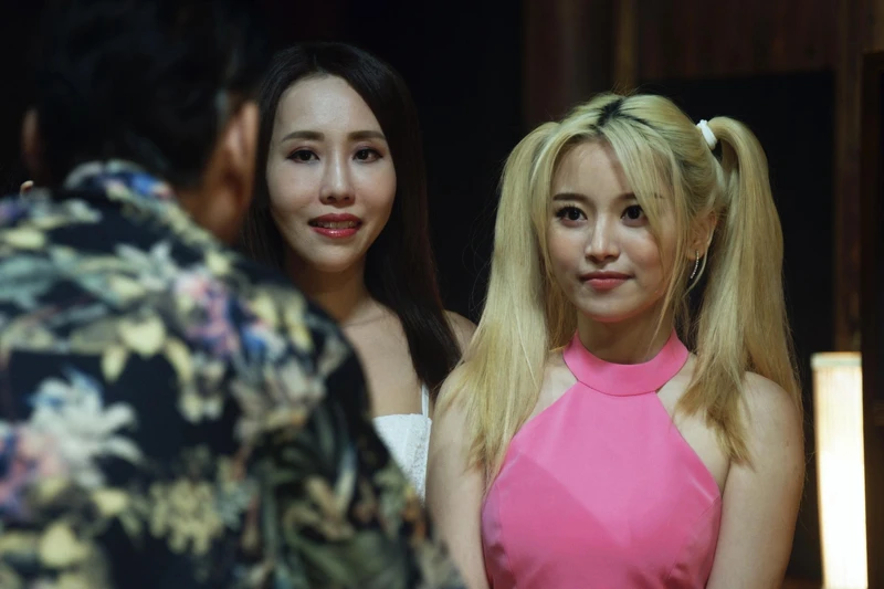 《地獄里長》蔡瑞雪(右)協助警方「臥底」假扮按摩妹,綁上小丑女的電影髮型 《地獄里長》蔡瑞雪(右)協助警方「臥底」假扮按摩妹,綁上小丑女的電影髮型