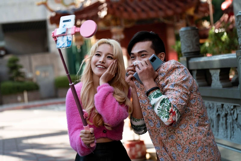 《地獄里長》蔡瑞雪(左)演出網路直播主,到宮廟開直播衝人氣,楊傑宇(右)是忠實粉絲《地獄里長》蔡瑞雪飾演人氣網路直播主「劉姍姍」 《地獄里長》蔡瑞雪(左)演出網路直播主,到宮廟開直播衝人氣,楊傑宇(右)是忠實粉絲《地獄里長》蔡瑞雪飾演人氣網路直播主「劉姍姍」