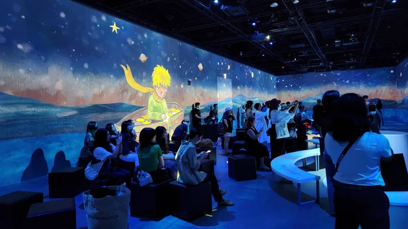 《Steven Choi 沉浸式光影繪本特展:從嘆息星河到小王子十周年紀念之旅》透過双融域 AMBI SPACE ONE五面環景互動投影技術,充分置身於繪本情境故事之中 《Steven Choi 沉浸式光影繪本特展:從嘆息星河到小王子十周年紀念之旅》透過双融域 AMBI SPACE ONE五面環景互動投影技術,充分置身於繪本情境故事之中