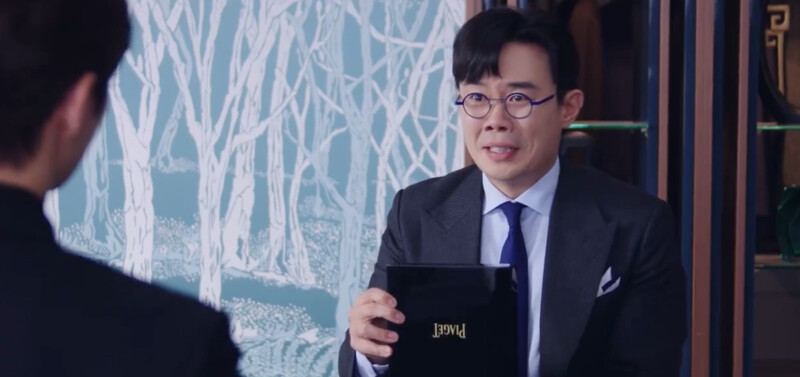 盧科長總是說著如果本部長沒有他該怎麼辦,是個忠心護主的屬下 盧科長總是說著如果本部長沒有他該怎麼辦,是個忠心護主的屬下