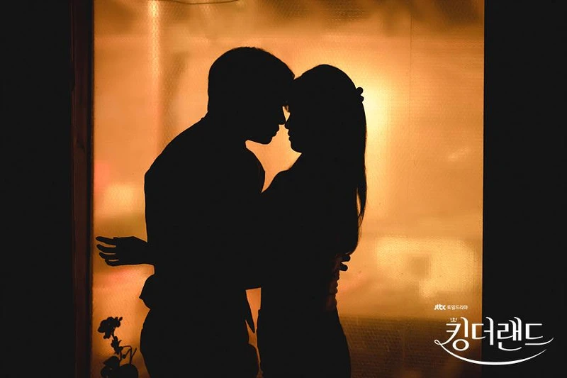 在奶奶家停電的剪影吻 在奶奶家停電的剪影吻