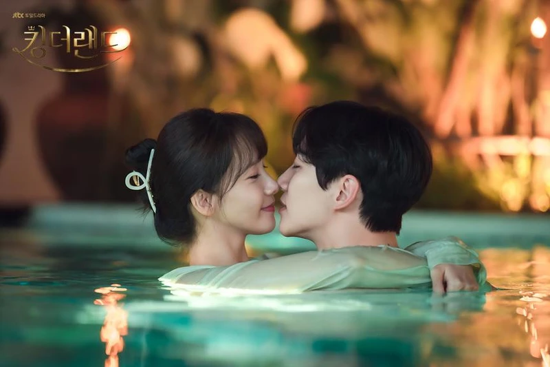 在泰國度假Villa池畔吻 在泰國度假Villa池畔吻