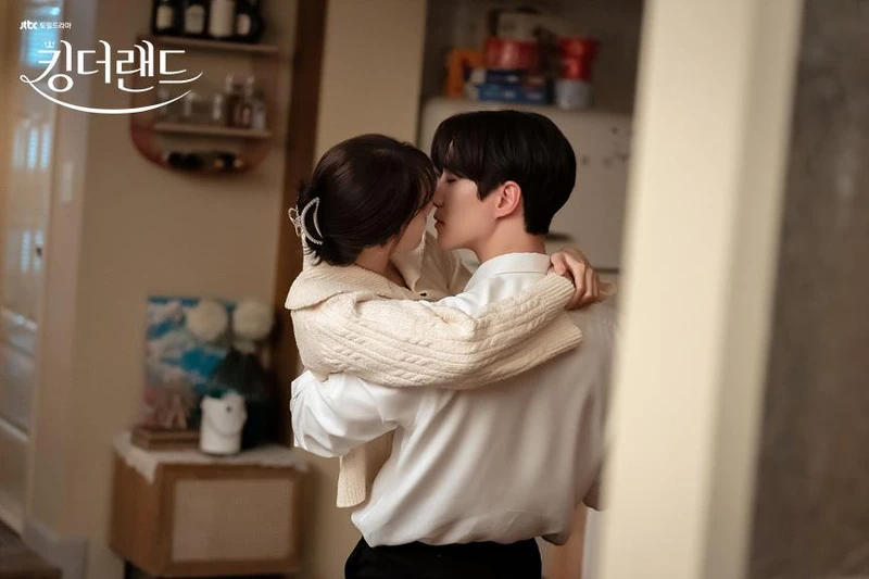 在家裡公主抱邊走邊吻 在家裡公主抱邊走邊吻