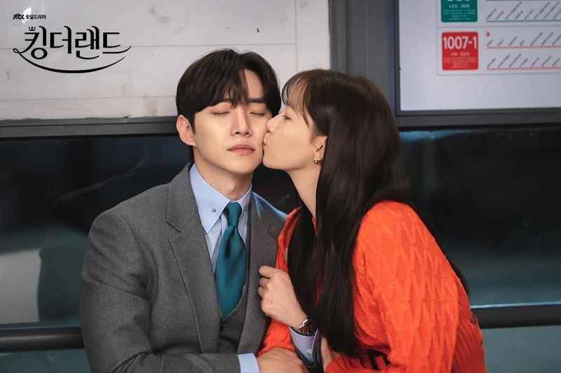 在公車展充電吻 在公車展充電吻