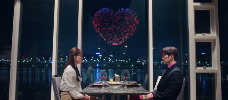 本部長帶嗣朗回到第一次被誤認為情侶的餐廳求婚,窗外無人機升空拼出大顆愛心,但嗣朗說要創業,本部長暫停求婚,為成全嗣朗築夢 本部長帶嗣朗回到第一次被誤認為情侶的餐廳求婚,窗外無人機升空拼出大顆愛心,但嗣朗說要創業,本部長暫停求婚,為成全嗣朗築夢