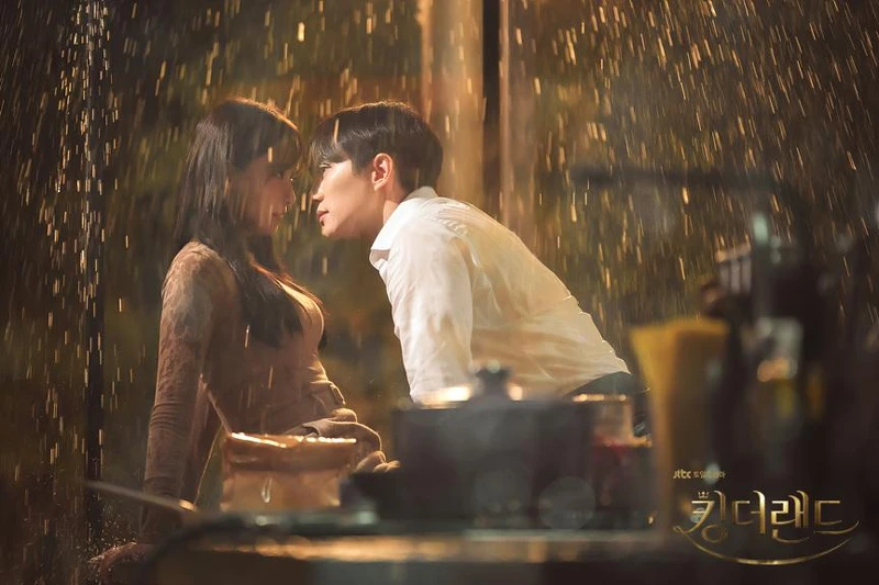 本部長嗣朗初吻,又紳士又勾魂,費洛蒙燃燒的灑水器之吻飆高收視率 本部長嗣朗初吻,又紳士又勾魂,費洛蒙燃燒的灑水器之吻飆高收視率