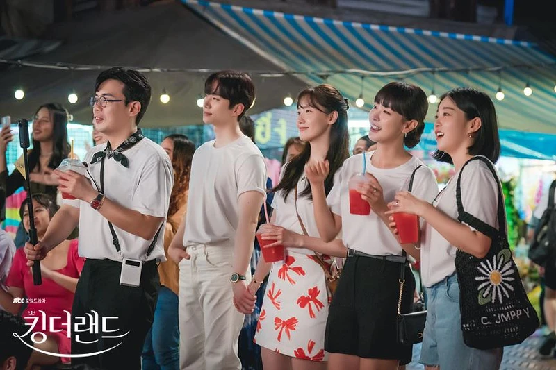 泰國旅行時,本部長(左二)就是要和嗣朗(中)牽牢牢 泰國旅行時,本部長(左二)就是要和嗣朗(中)牽牢牢