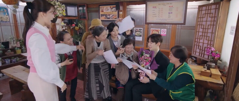 奶奶家的街坊鄰居圍繞著最佳孫女婿 奶奶家的街坊鄰居圍繞著最佳孫女婿