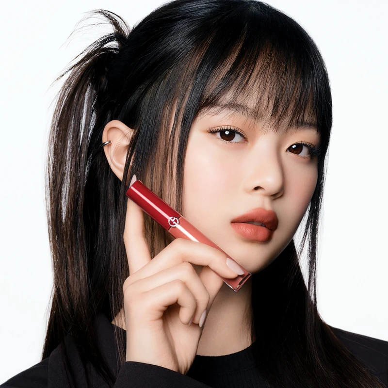 亞曼尼全球彩妝大使HANNI示範亞曼尼奢華絲絨訂製唇萃(#113悸動奶橘)。 亞曼尼全球彩妝大使HANNI示範亞曼尼奢華絲絨訂製唇萃(#113悸動奶橘)。