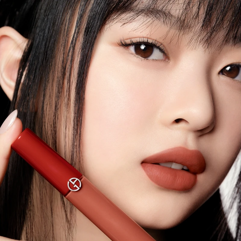 亞曼尼全球彩妝大使HANNI示範亞曼尼奢華絲絨訂製唇萃(#218曖昧裸棕)。 亞曼尼全球彩妝大使HANNI示範亞曼尼奢華絲絨訂製唇萃(#218曖昧裸棕)。