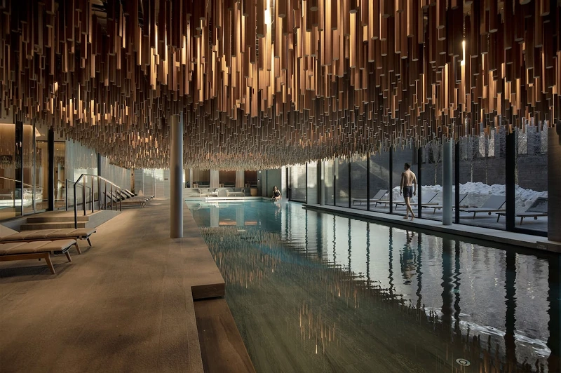 占地2,000平方公尺的水療中心,懸吊的木質天花板與庭院景觀帶來身心靈的放鬆。 占地2,000平方公尺的水療中心,懸吊的木質天花板與庭院景觀帶來身心靈的放鬆。