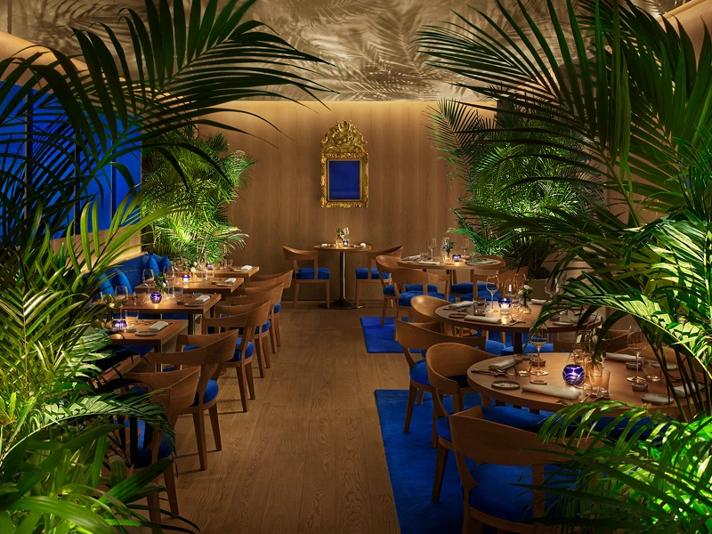 引人注目的青銅金屬遮陽篷下擺放著柚木長椅和獨立式傢俱,掛上義大利風格的燈籠,讓人仿如置身於傳統羅馬花園般。 引人注目的青銅金屬遮陽篷下擺放著柚木長椅和獨立式傢俱,掛上義大利風格的燈籠,讓人仿如置身於傳統羅馬花園般。