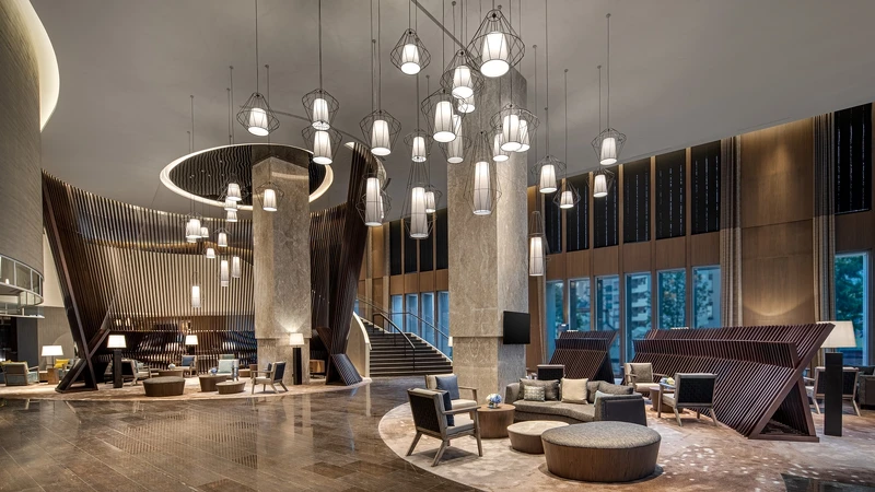 「日月潭力麗溫德姆溫泉酒店」大廳有邵族文化燈飾與透視隔層設計