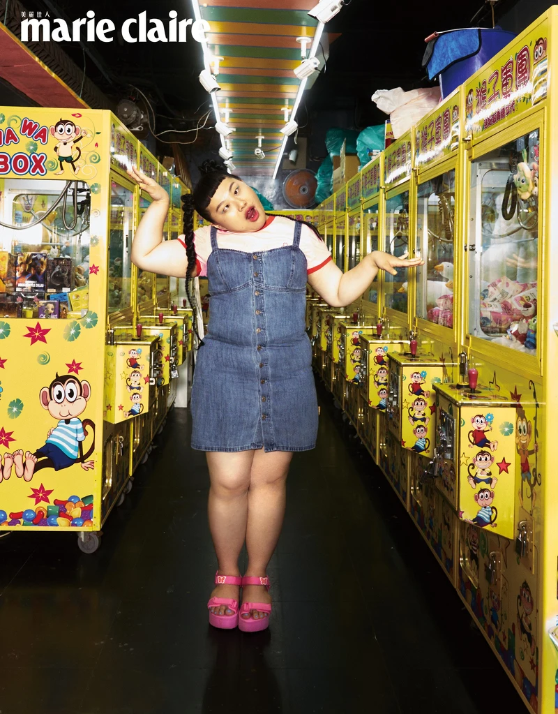 丹寧連身裙、粉色短袖上衣，both by GAP；粉色厚底涼鞋，H&M。