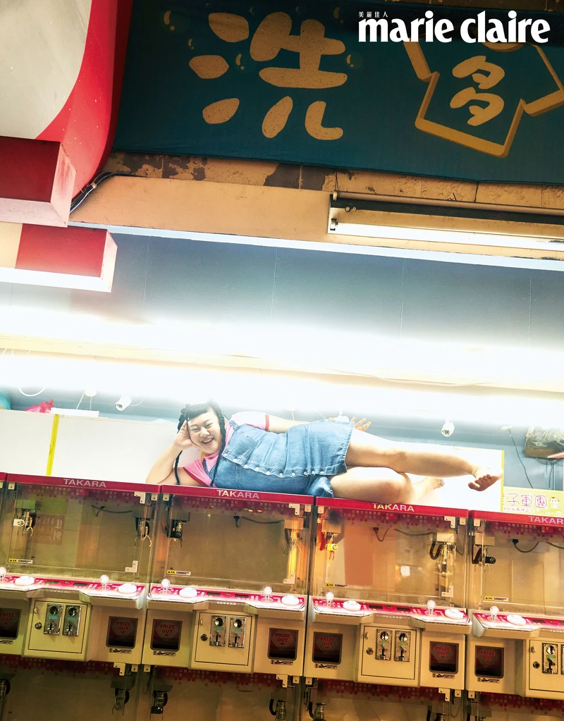 丹寧連身裙、粉色短袖上衣，both by GAP。