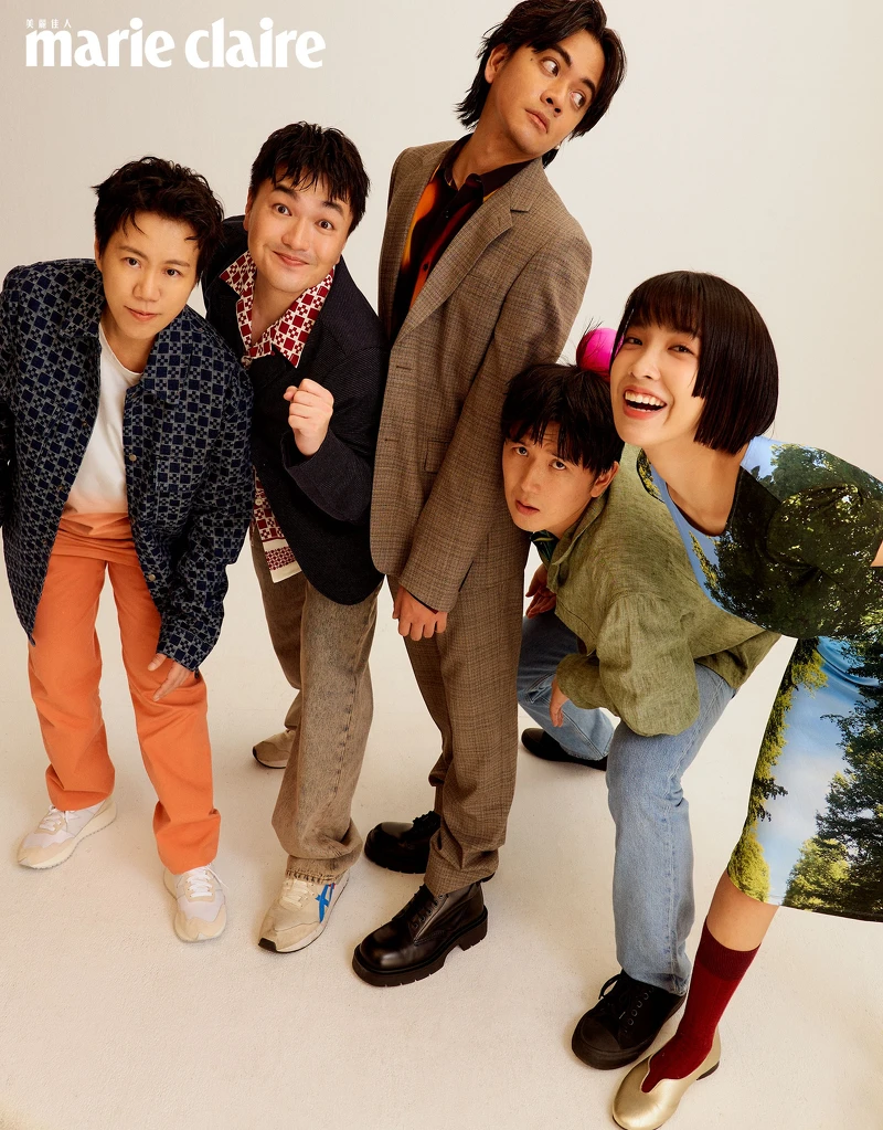 酸酸（左一）：橘色漸層踢恤、橘色長褲，both by agnès b.。漫才少爺-太田拓郎（左二）：藍色西裝外套，agnès b.。喬瑟夫（左三）：灰色格紋西裝外套、灰色格紋西裝長褲、火焰印花襯衫黑色高筒皮靴，all by Sandro。漫才少爺-三木奮（右二）：綠色棉麻西裝外套、印花襯衫，both by agnès b.。怡岑（右一）：印花連身洋裝，agnès b.。