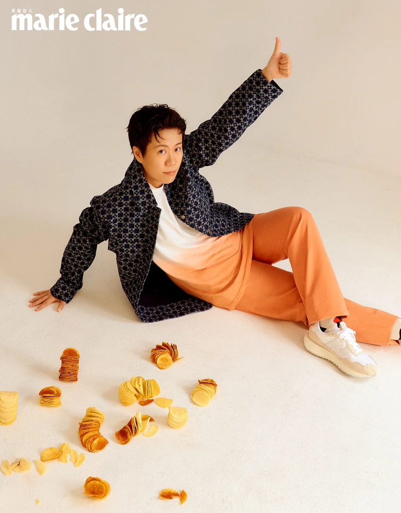 橘色漸層踢恤、橘色長褲，both by agnès b.。