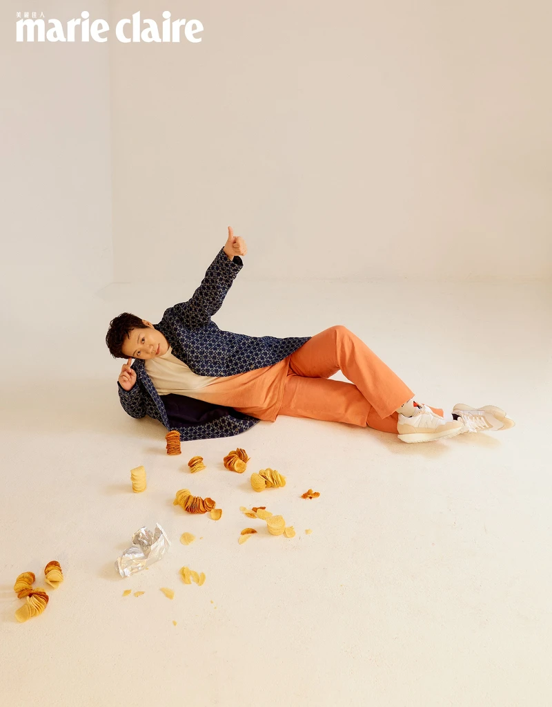 橘色漸層踢恤、橘色長褲，both by agnès b.。