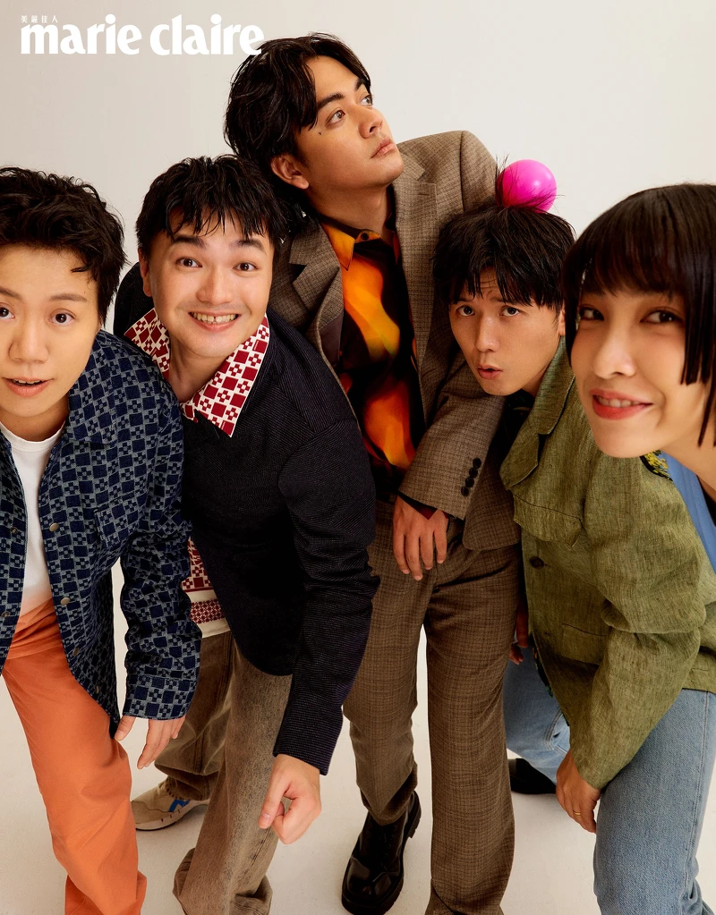 酸酸（左一）：橘色漸層踢恤、橘色長褲，both by agnès b.。漫才少爺-太田拓郎（左二）：藍色西裝外套，agnès b.。喬瑟夫（左三）：灰色格紋西裝外套、灰色格紋西裝長褲、火焰印花襯衫黑色高筒皮靴，all by Sandro。漫才少爺-三木奮（右二）：綠色棉麻西裝外套、印花襯衫，both by agnès b.。怡岑（右一）：印花連身洋裝，agnès b.。