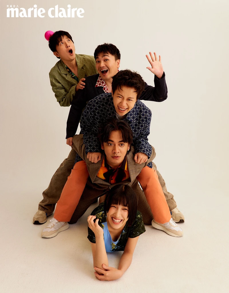 漫才少爺-三木奮(上一):綠色棉麻西裝外套、印花襯衫,both by agnès b.。漫才少爺-太田拓郎(上二):藍色西裝外套,agnès b.。酸酸(上三):橘色漸層踢恤、橘色長褲,both by agnès b.。喬瑟夫(下二):灰色格紋西裝外套、灰色格紋西裝長褲、火焰印花襯衫黑色高筒皮靴,all by Sandro。怡岑(下一):印花連身洋裝,agnès b.。 漫才少爺-三木奮(上一):綠色棉麻西裝外套、印花襯衫,both by agnès b.。漫才少爺-太田拓郎(上二):藍色西裝外套,agnès b.。酸酸(上三):橘色漸層踢恤、橘色長褲,both by agnès b.。喬瑟夫(下二):灰色格紋西裝外套、灰色格紋西裝長褲、火焰印花襯衫黑色高筒皮靴,all by Sandro。怡岑(下一):印花連身洋裝,agnès b.。