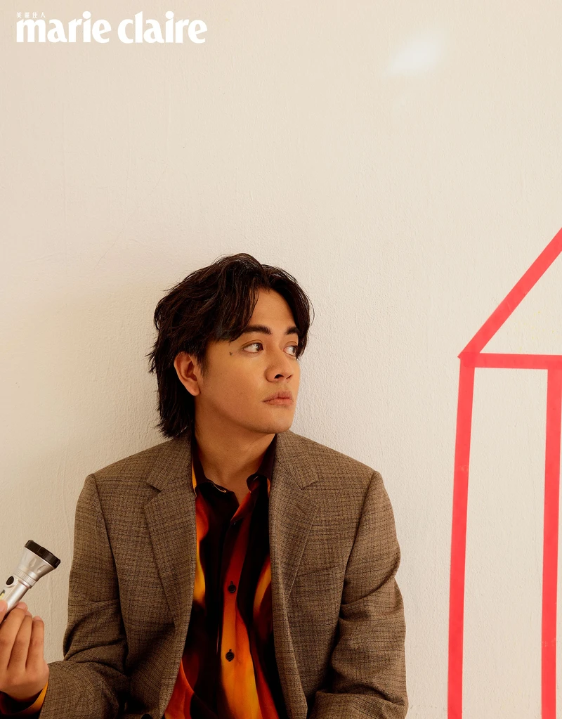 灰色格紋西裝外套、火焰印花襯衫,both by Sandro。 灰色格紋西裝外套、火焰印花襯衫,both by Sandro。