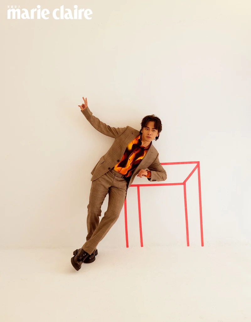 灰色格紋西裝外套、灰色格紋西裝長褲、火焰印花襯衫、黑色高筒皮靴,all by Sandro。 灰色格紋西裝外套、灰色格紋西裝長褲、火焰印花襯衫、黑色高筒皮靴,all by Sandro。