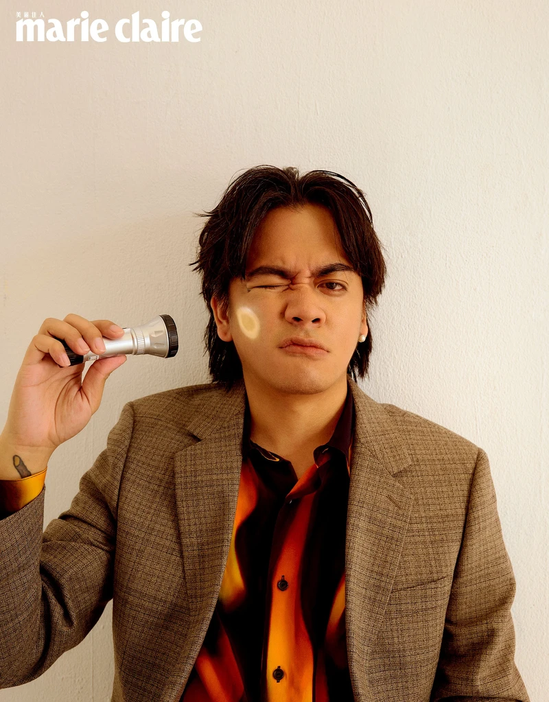 灰色格紋西裝外套、火焰印花襯衫,both by Sandro。 灰色格紋西裝外套、火焰印花襯衫,both by Sandro。