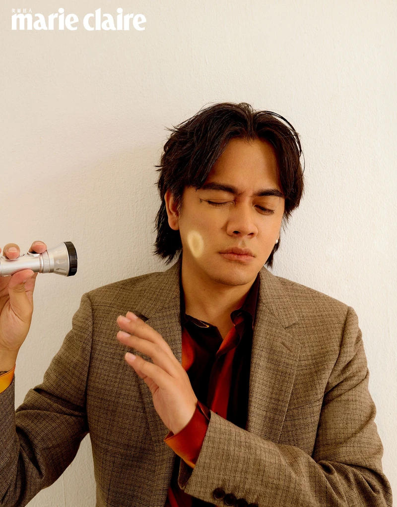 灰色格紋西裝外套、火焰印花襯衫,both by Sandro。 灰色格紋西裝外套、火焰印花襯衫,both by Sandro。