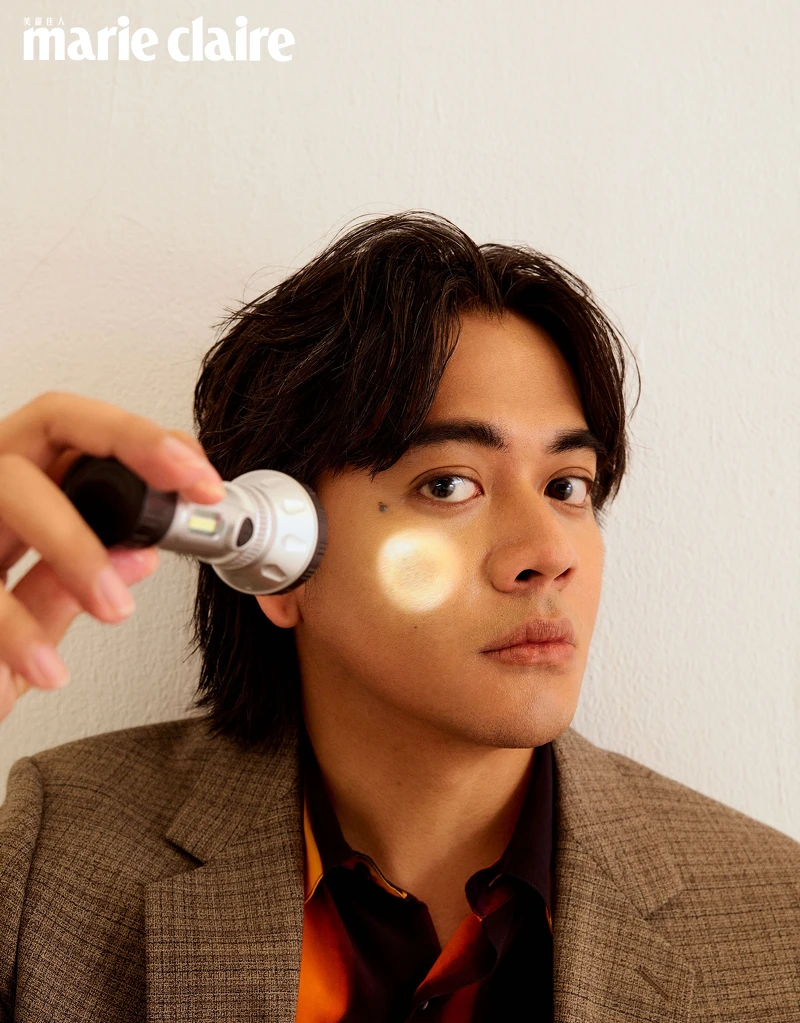 灰色格紋西裝外套、火焰印花襯衫,both by Sandro。 灰色格紋西裝外套、火焰印花襯衫,both by Sandro。