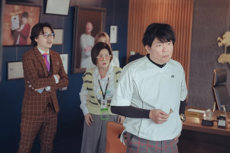 曾國城在《他馬克老闆》片中飾演老闆BOSS,與恬娃、旺福小民時常出各種鬼點子。( 曾國城在《他馬克老闆》片中飾演老闆BOSS,與恬娃、旺福小民時常出各種鬼點子。(