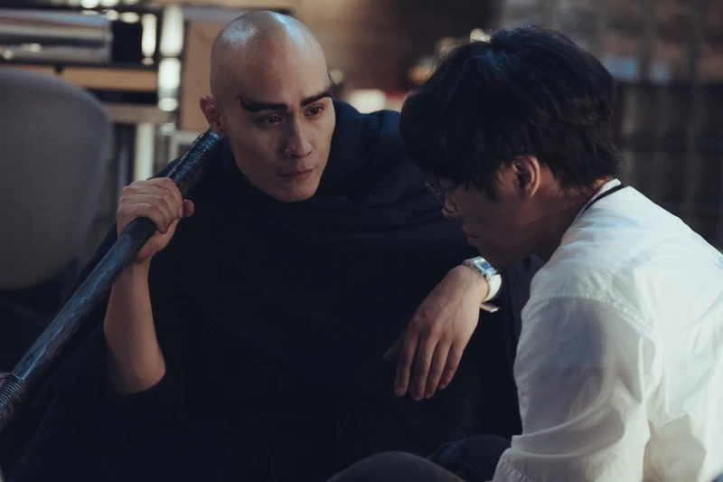 黃宣在《他馬克老闆》飾演的死神,如同《阿拉丁》神燈精靈現身之後,居然一反過往死神的樣子,還叫馬克喊他「阿死」。 黃宣在《他馬克老闆》飾演的死神,如同《阿拉丁》神燈精靈現身之後,居然一反過往死神的樣子,還叫馬克喊他「阿死」。