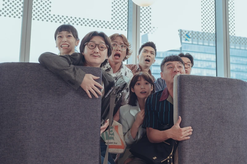 鄭人碩、黃鐙輝、旺福小民、江齊、游小白、盛平、楊傑宇在《他馬克老闆》片中飾演各種不同類型的辦公室同事。 鄭人碩、黃鐙輝、旺福小民、江齊、游小白、盛平、楊傑宇在《他馬克老闆》片中飾演各種不同類型的辦公室同事。