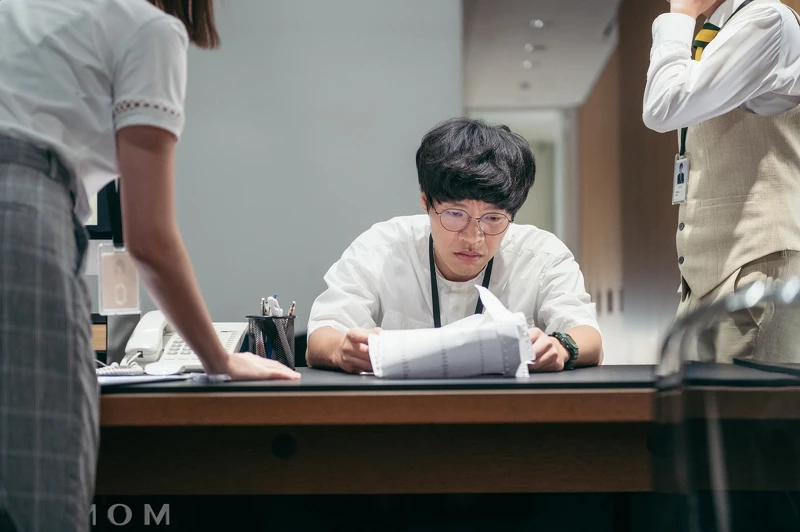 盧廣仲在《他馬克老闆》片中化身辦公室社畜馬克,面對老闆不斷交待新的事情、老鳥不想做的都丟給菜鳥的「辦公室文化」,辦公桌上堆積如山的文件,工作根本沒有做完的一天,令人崩潰。 盧廣仲在《他馬克老闆》片中化身辦公室社畜馬克,面對老闆不斷交待新的事情、老鳥不想做的都丟給菜鳥的「辦公室文化」,辦公桌上堆積如山的文件,工作根本沒有做完的一天,令人崩潰。