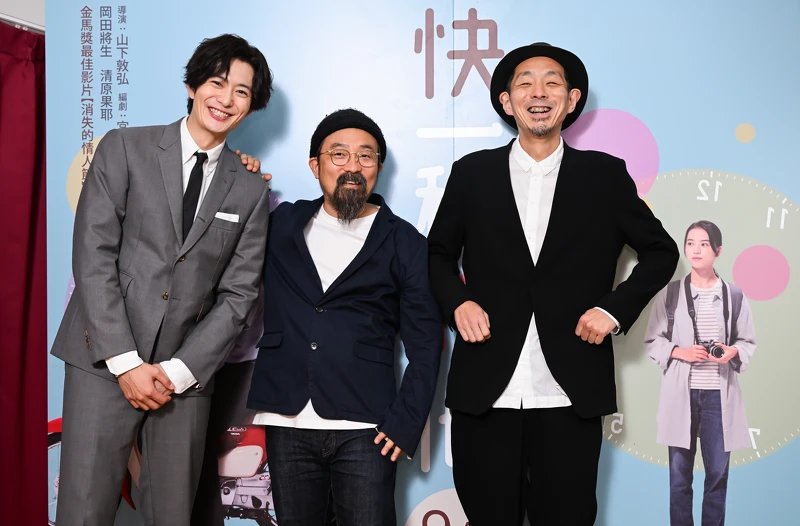 《快一秒的他》男主角(左起)、導演山下敦弘、編劇宮藤官九郎日前來台為電影造勢 《快一秒的他》男主角(左起)、導演山下敦弘、編劇宮藤官九郎日前來台為電影造勢