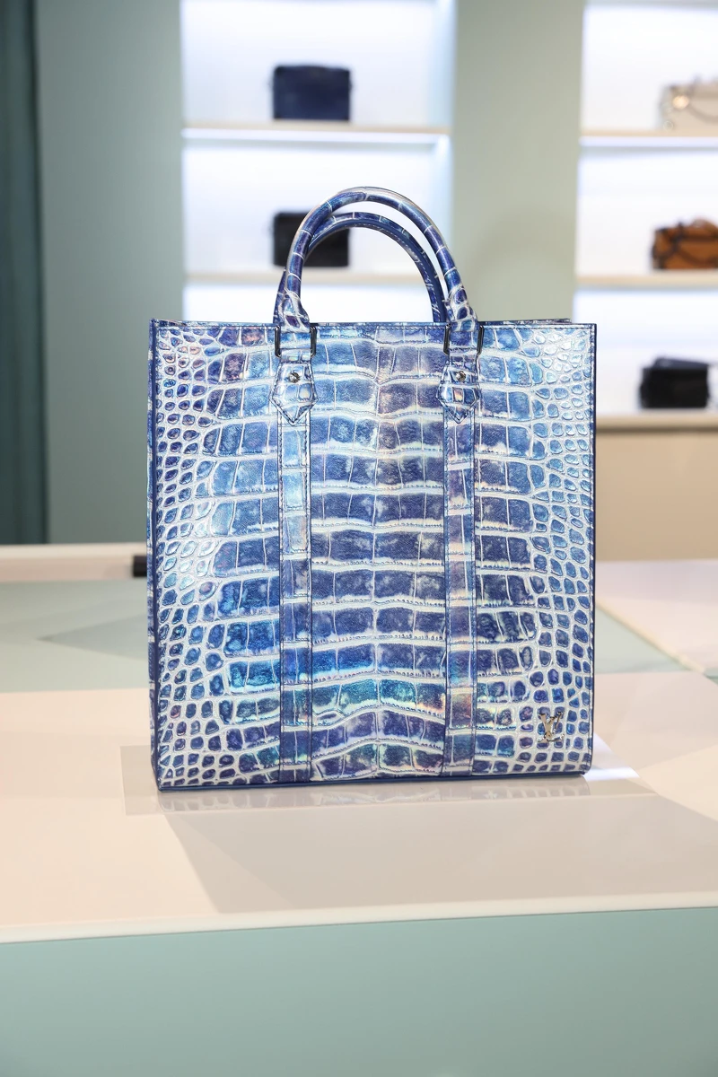 【冰晶藍色Frozen Blue】Sac Plat NT$1,490,000。 【冰晶藍色Frozen Blue】Sac Plat NT$1,490,000。