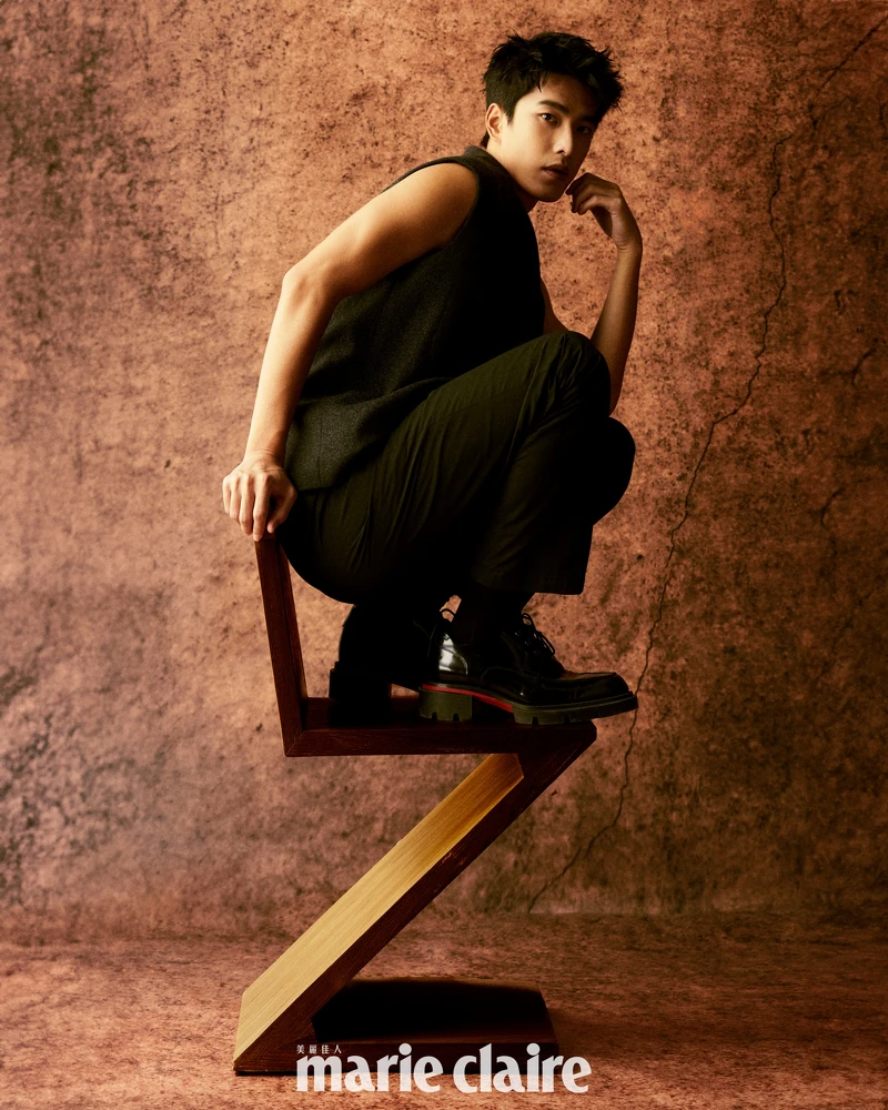 黑灰色羊毛西裝背心、黑色無袖上衣、黑色尼龍長褲，all by Peter Wu；黑色皮鞋，Christian Louboutin。