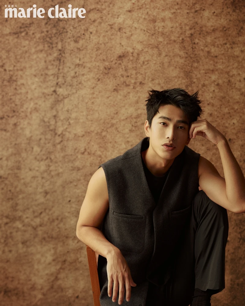 黑灰色羊毛西裝背心、黑色無袖上衣、黑色尼龍長褲，all by Peter Wu。