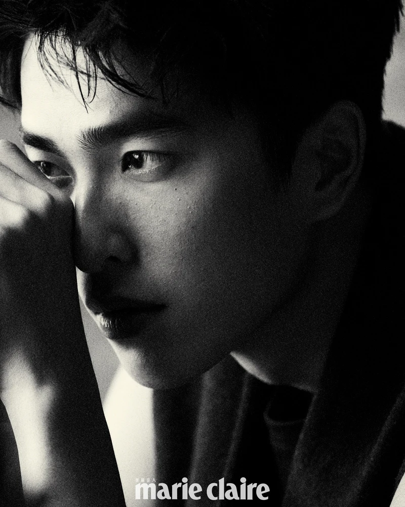 黑灰色羊毛西裝背心、黑色無袖上衣，both by Peter Wu。