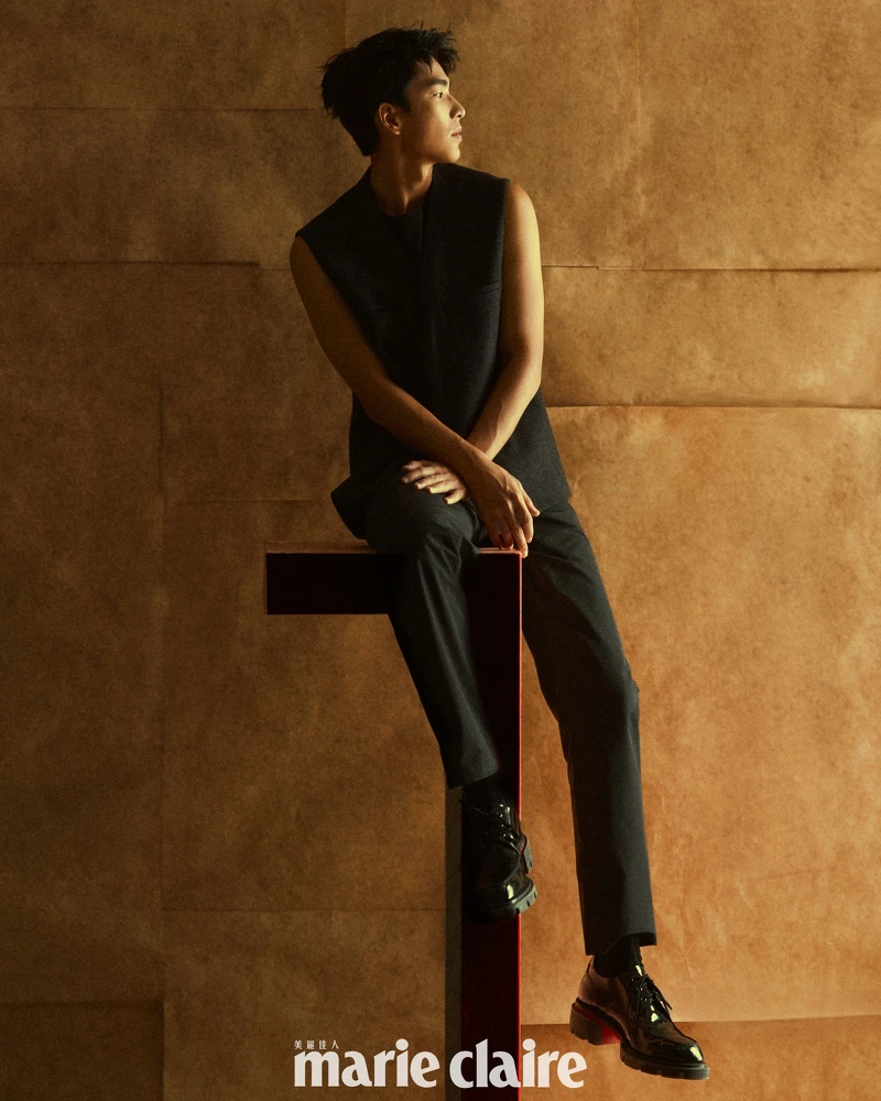 黑灰色羊毛西裝背心、黑色無袖上衣、黑色尼龍長褲，all by Peter Wu；黑色皮鞋，Christian Louboutin。