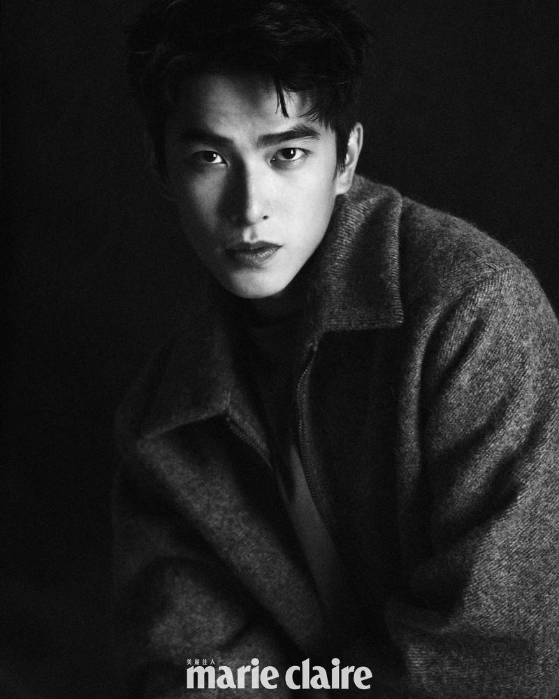 灰色羊毛外套、灰色無袖上衣，both by Peter Wu。