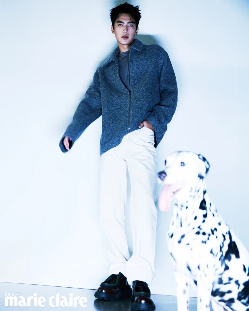 灰色羊毛外套、灰色無袖上衣、白色丹寧長褲，all by Peter Wu；咖啡色皮鞋，Prada。