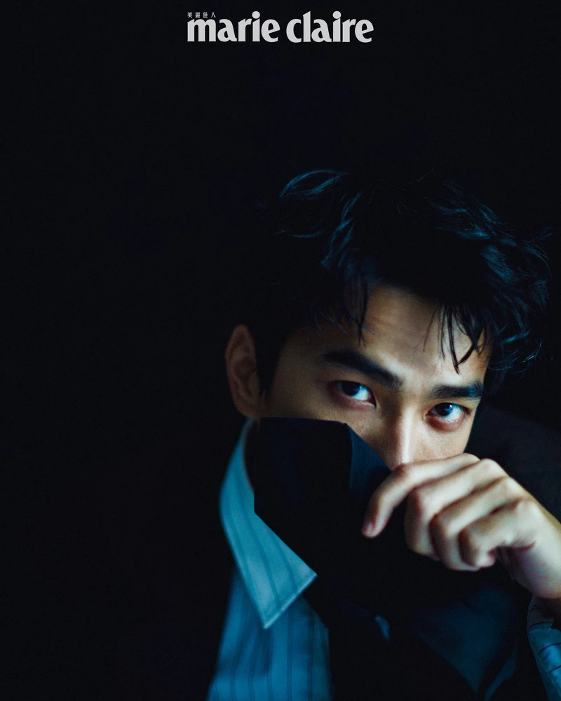 咖啡色西裝外套、白色條紋襯衫、黑色領帶，all by Bottega Veneta。