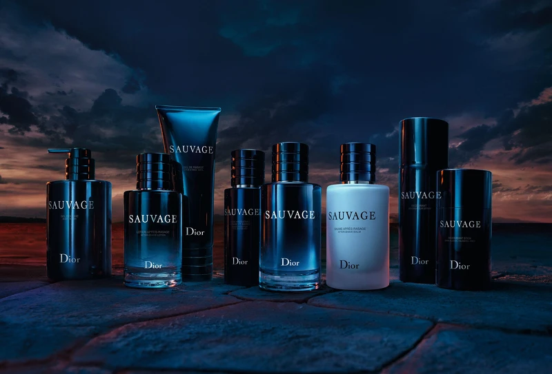 Sauvage曠野之心淡香水+香氛理容系列,將DIOR經典Sauvage香氣融入鬍後潤膚霜、體香噴霧、沐浴露中,經典陽剛氣息x細緻舒適質地,清新颯爽迸發不羈的曠野魅力。 Sauvage曠野之心淡香水+香氛理容系列,將DIOR經典Sauvage香氣融入鬍後潤膚霜、體香噴霧、沐浴露中,經典陽剛氣息x細緻舒適質地,清新颯爽迸發不羈的曠野魅力。
