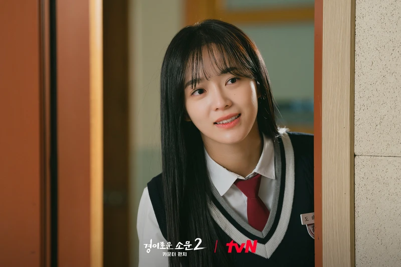 《驅魔麵館2》高中時期的哈娜，是直髮小清新