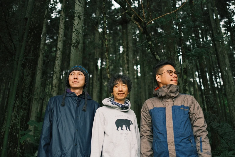 《植靜派對》臺灣手風琴家王雁盟（中）與電子樂詩人組合KbN合作。