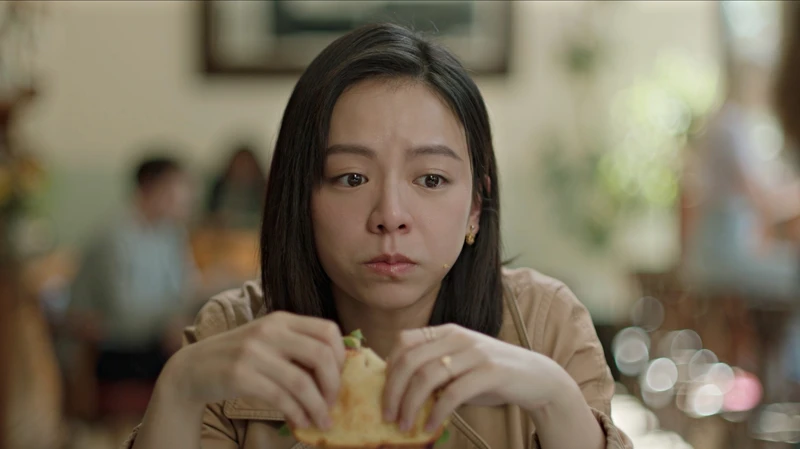 宋芸樺在《我的天堂城市》為了生活獨自打拚,邊吃三明治邊落淚的場面讓許多異鄉遊子很有共鳴。 宋芸樺在《我的天堂城市》為了生活獨自打拚,邊吃三明治邊落淚的場面讓許多異鄉遊子很有共鳴。