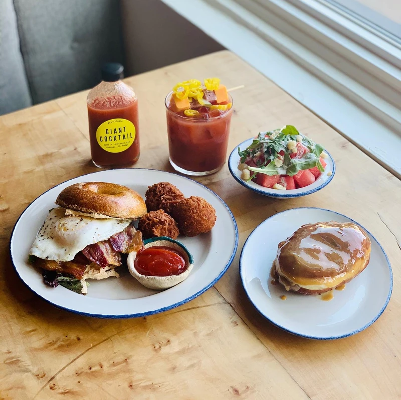 「Giant」餐廳菜色猶如芝加哥飲食文化的縮影。