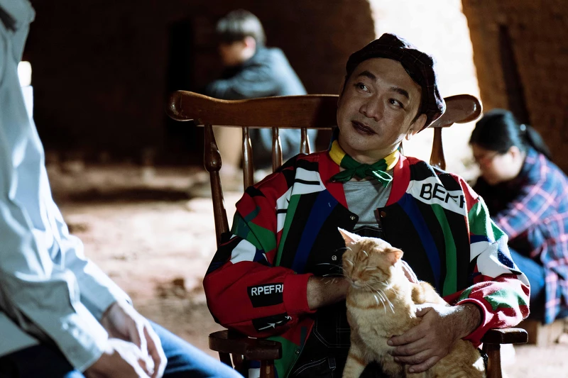 《地獄里長》黃信堯客串地獄「朋友殿」殿主，愛貓「喵b」曾一起入鏡演出